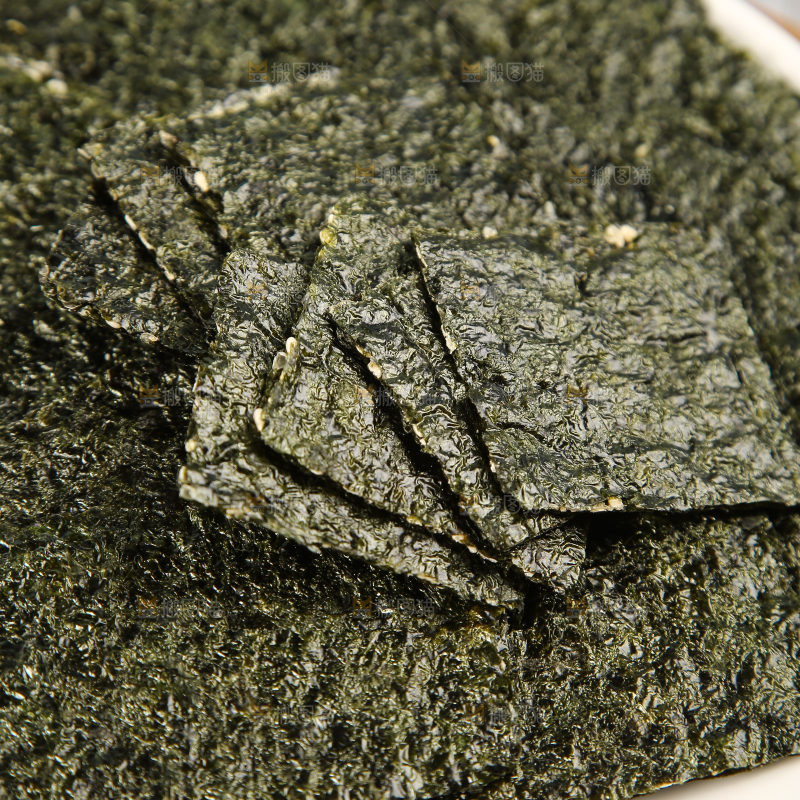 木板上放着一盘夹心海苔
