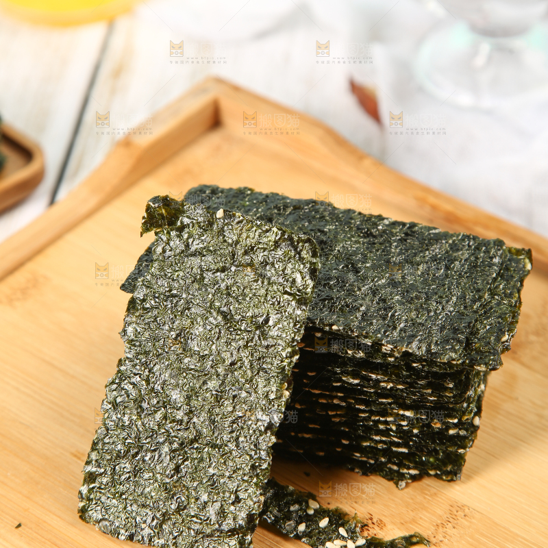 木盘里摆放着海苔夹心脆