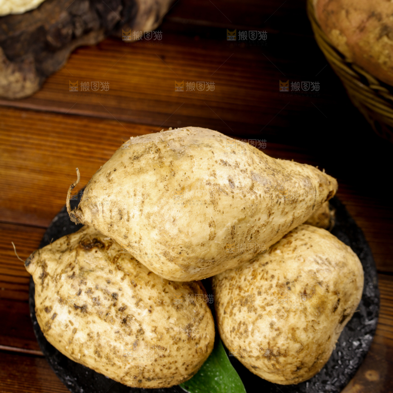 黑石板上的白皮番薯