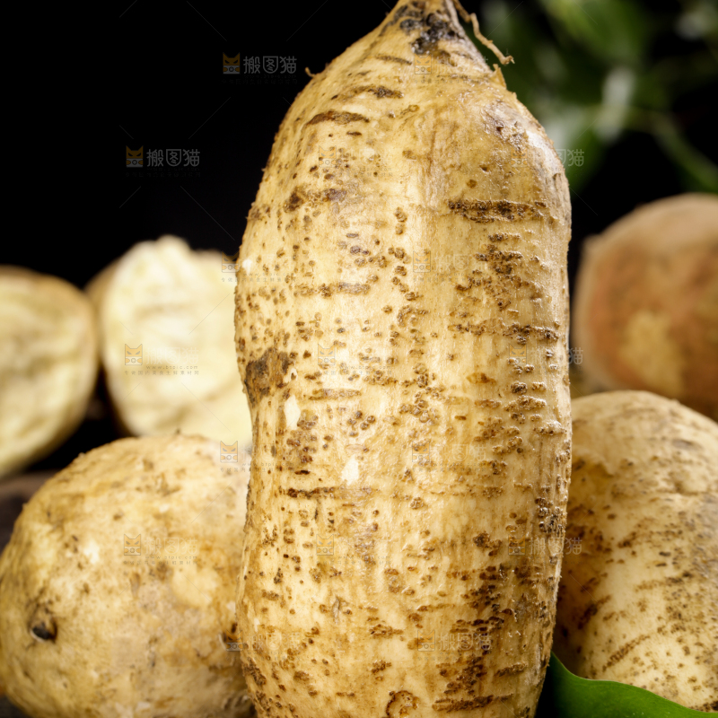 黑石板上的白皮番薯