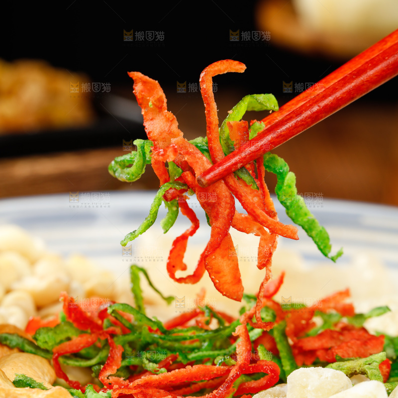 筷子上夹着五仁月饼馅料