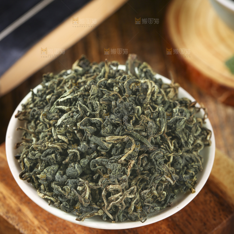 木底上放着蒲公英茶