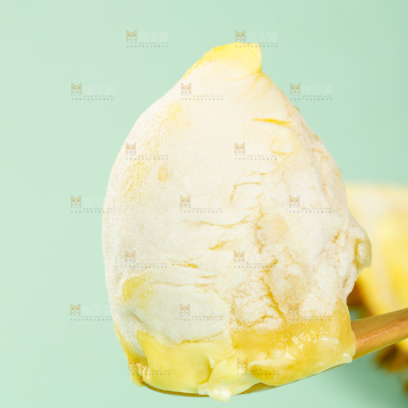 勺子上舀着冷冻榴莲