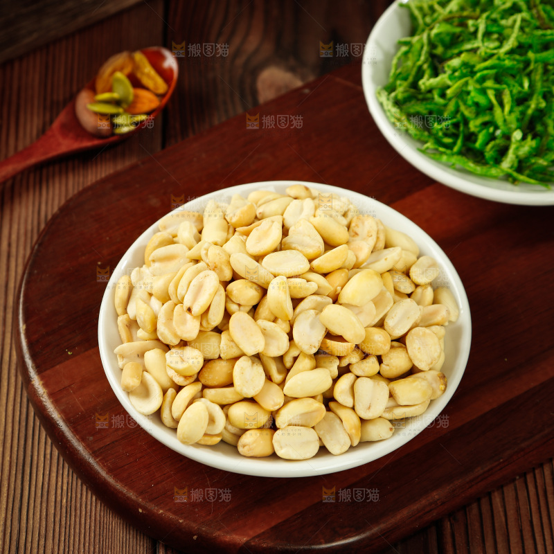 木板上的花生仁