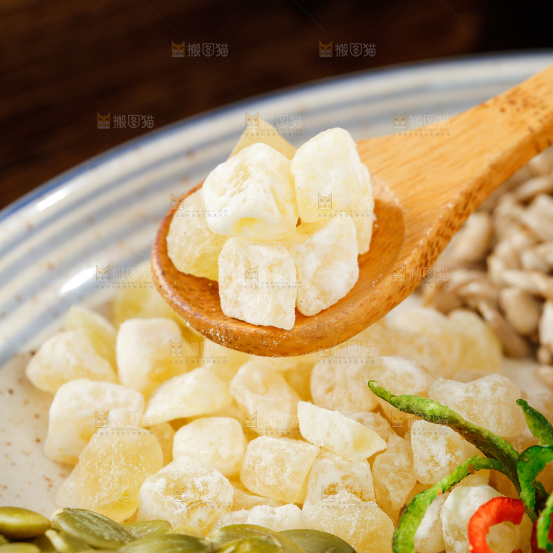 勺子上的五仁馅料