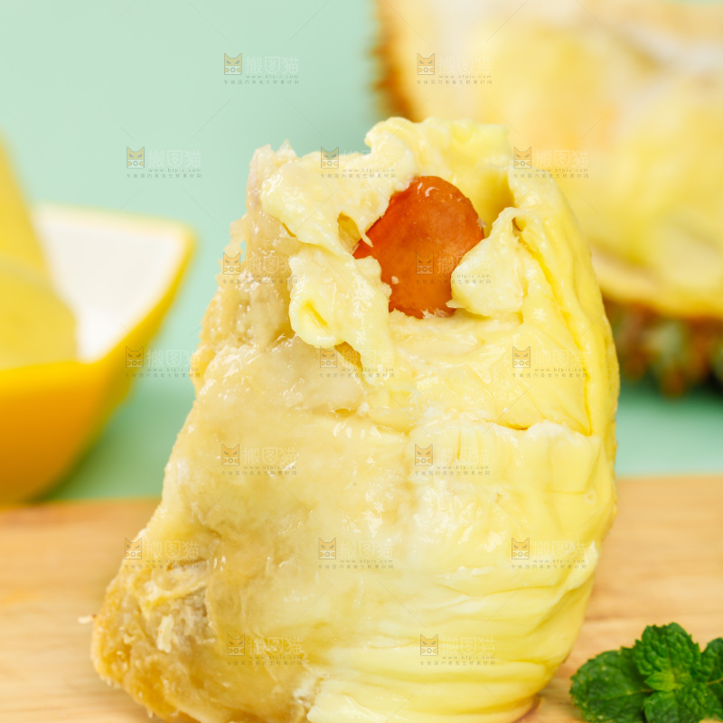 木板上的榴莲果肉