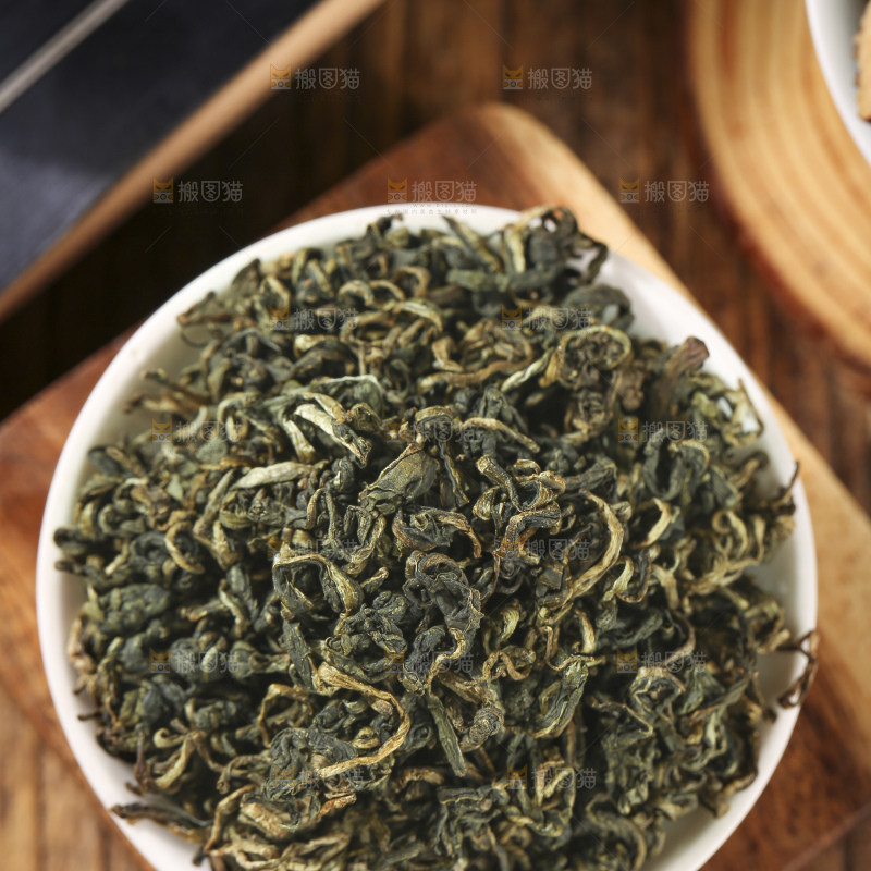 木底上放着蒲公英茶