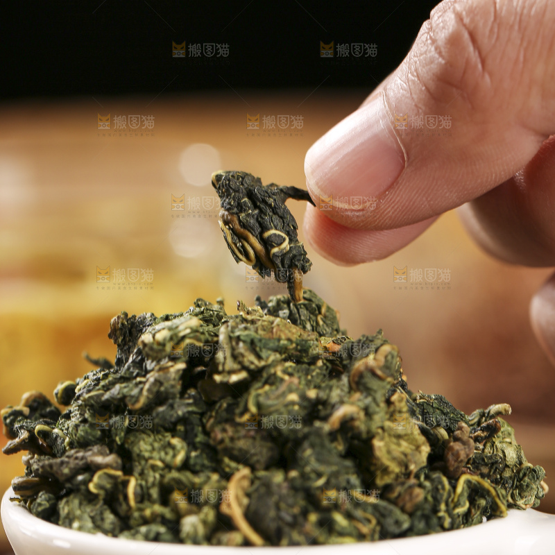 木底上放着的桑叶茶