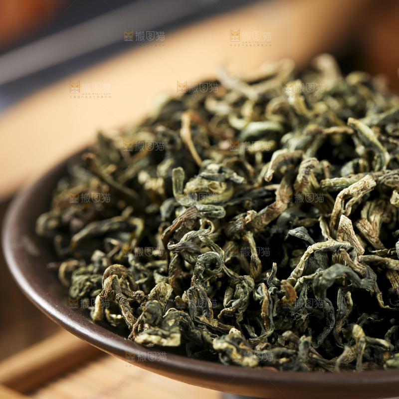 木底上放着蒲公英茶