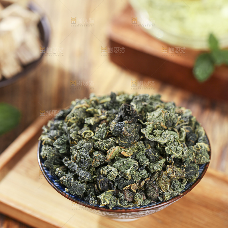 木底上放着的桑叶茶