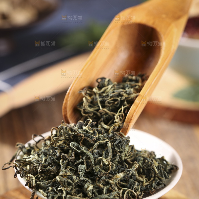 木底上放着蒲公英茶