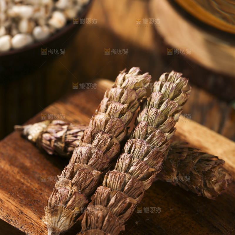 木底上的夏枯草