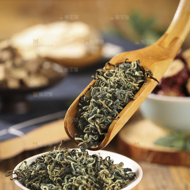 木底上放着蒲公英茶