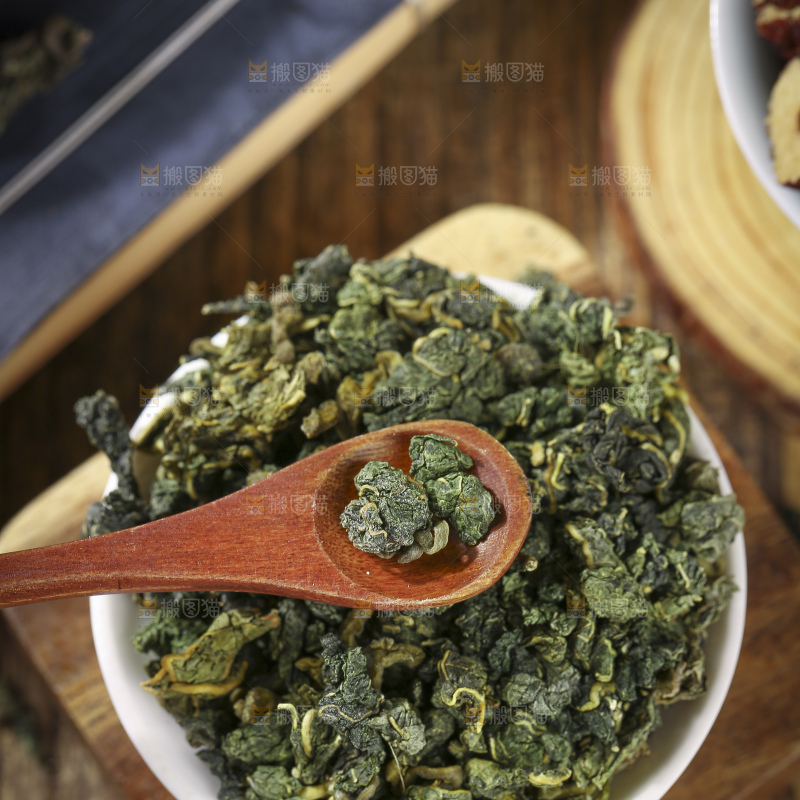木底上放着的桑叶茶