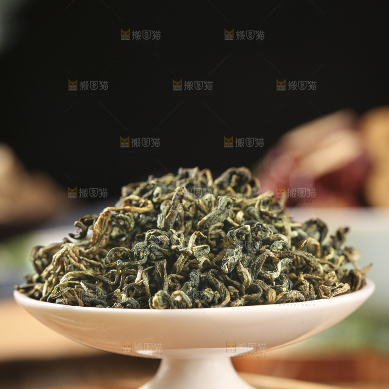 木底上放着蒲公英茶