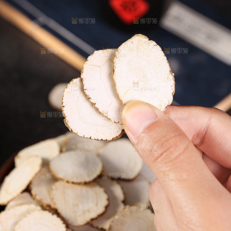 木底上放着的白芷片