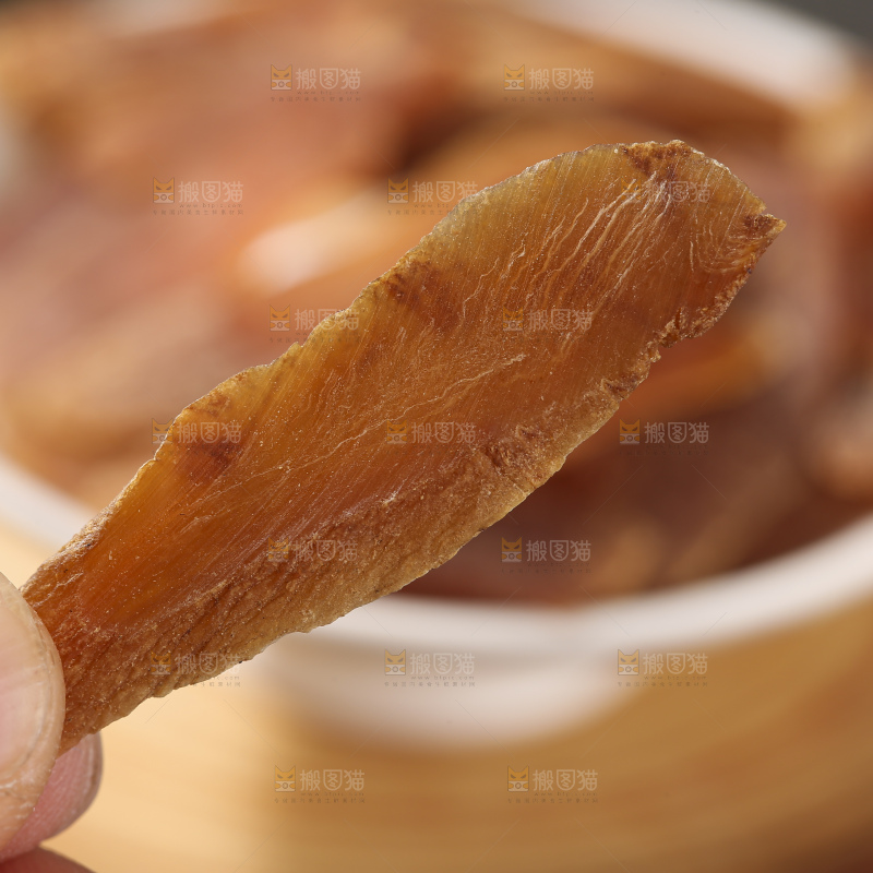 深底上放着红参片