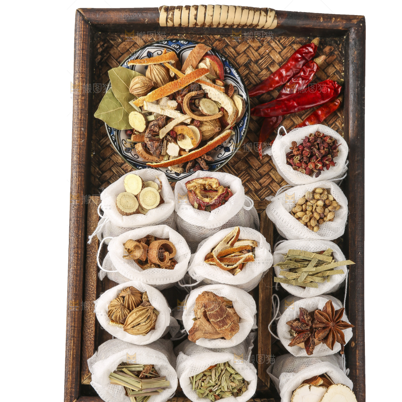 木底上的香料组合