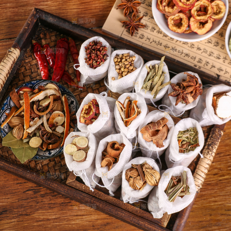 木底上的香料组合