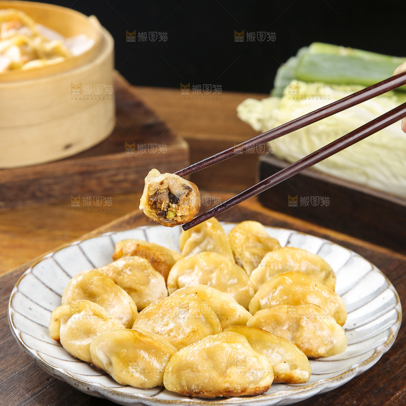 木底上放着的煎饺