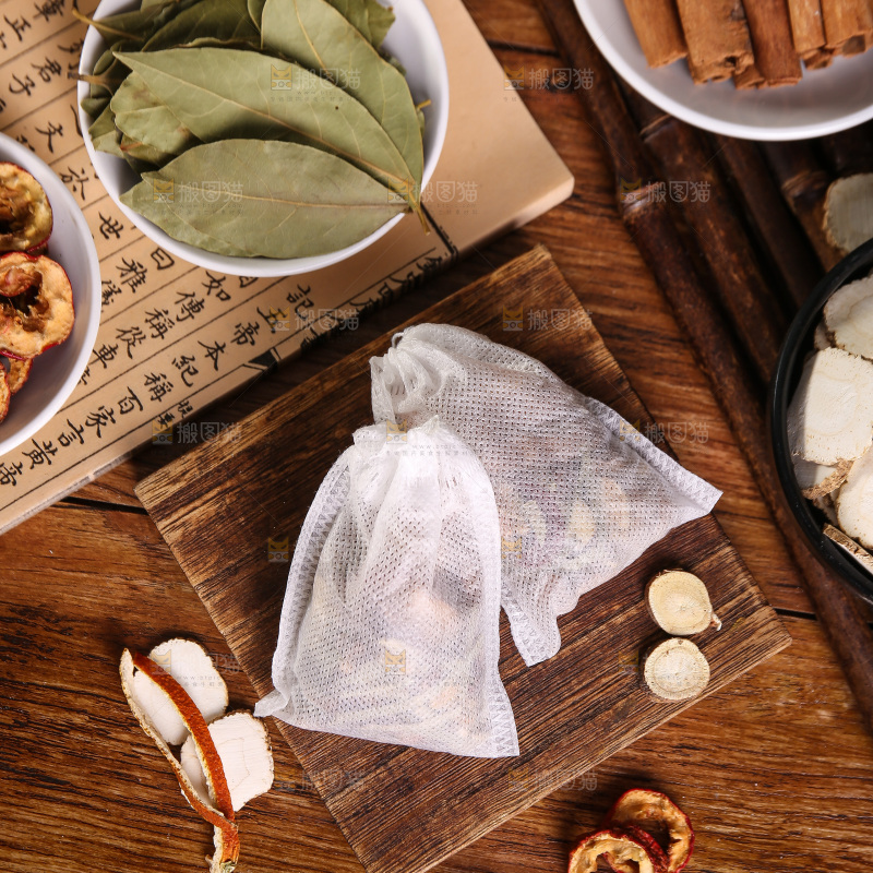 木底上的香料组合