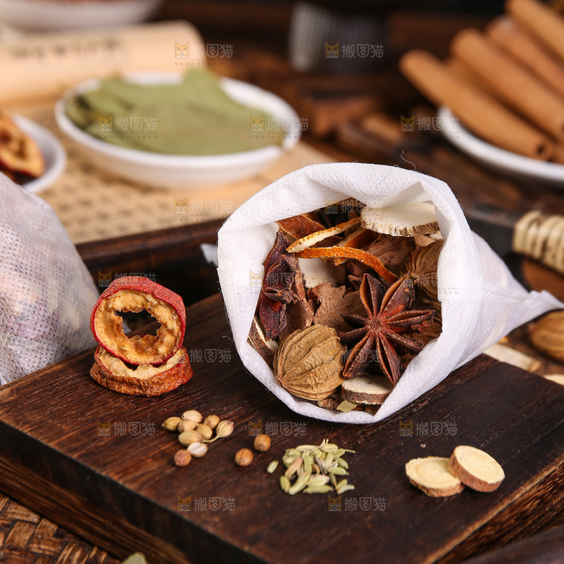 木底上的香料组合