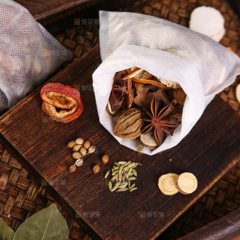 木底上的香料组合