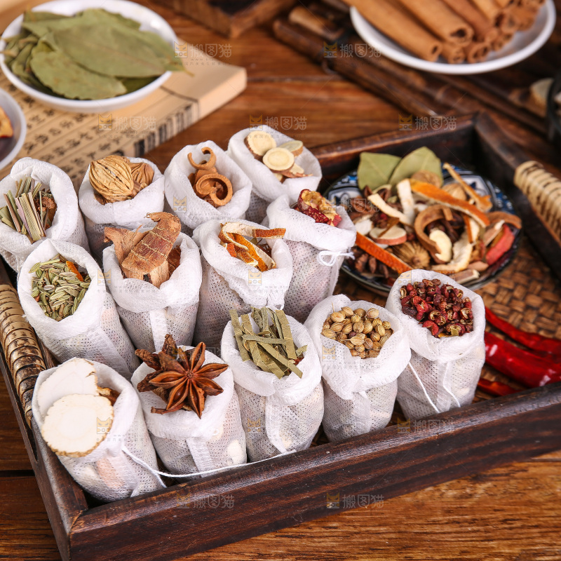 木底上的香料组合