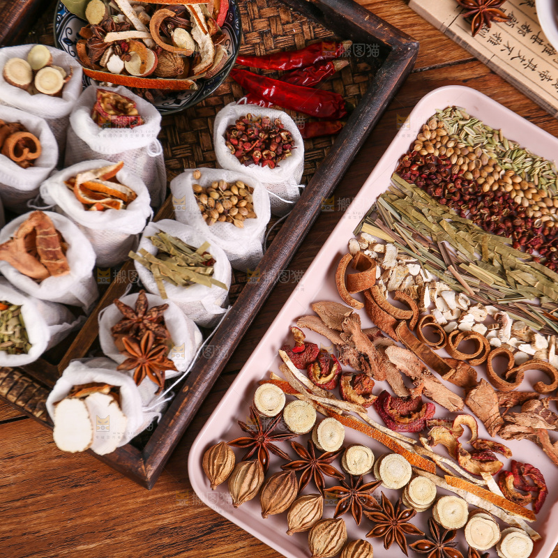 木底上的香料组合