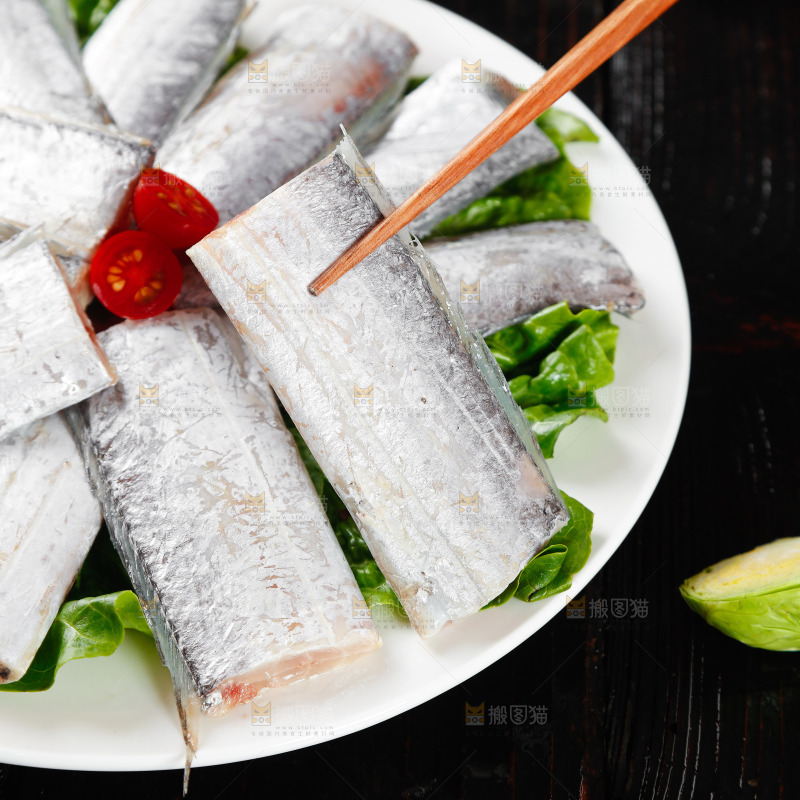 黑底上的鲜冻带鱼段