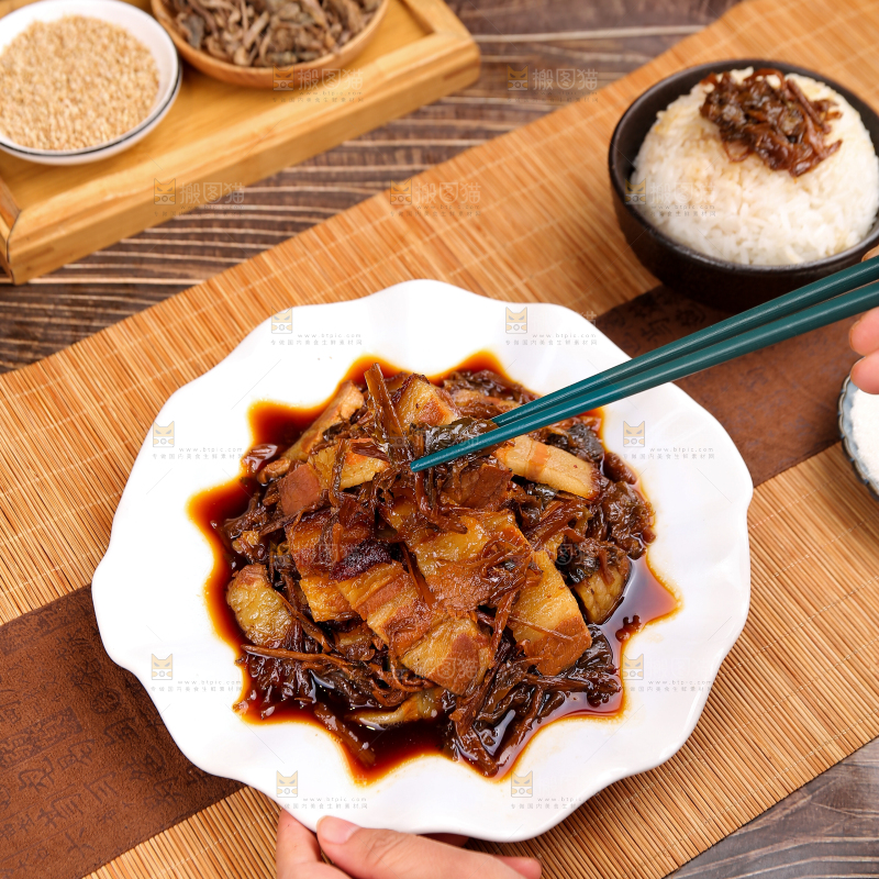 木底上的梅干菜五花肉