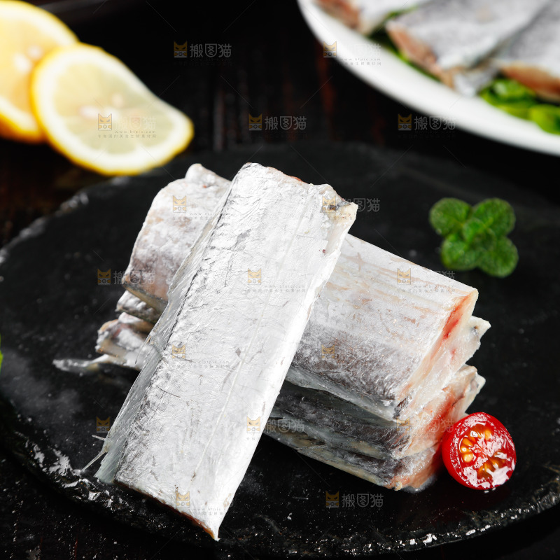 黑底上的鲜冻带鱼段