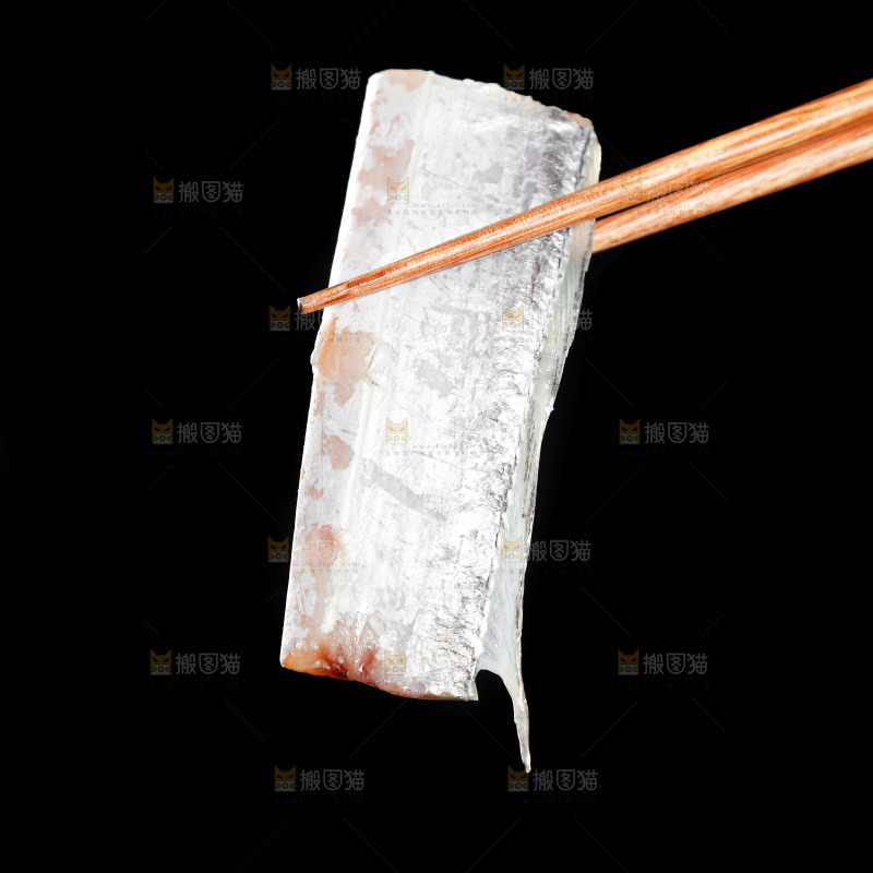 黑底上的鲜冻带鱼段