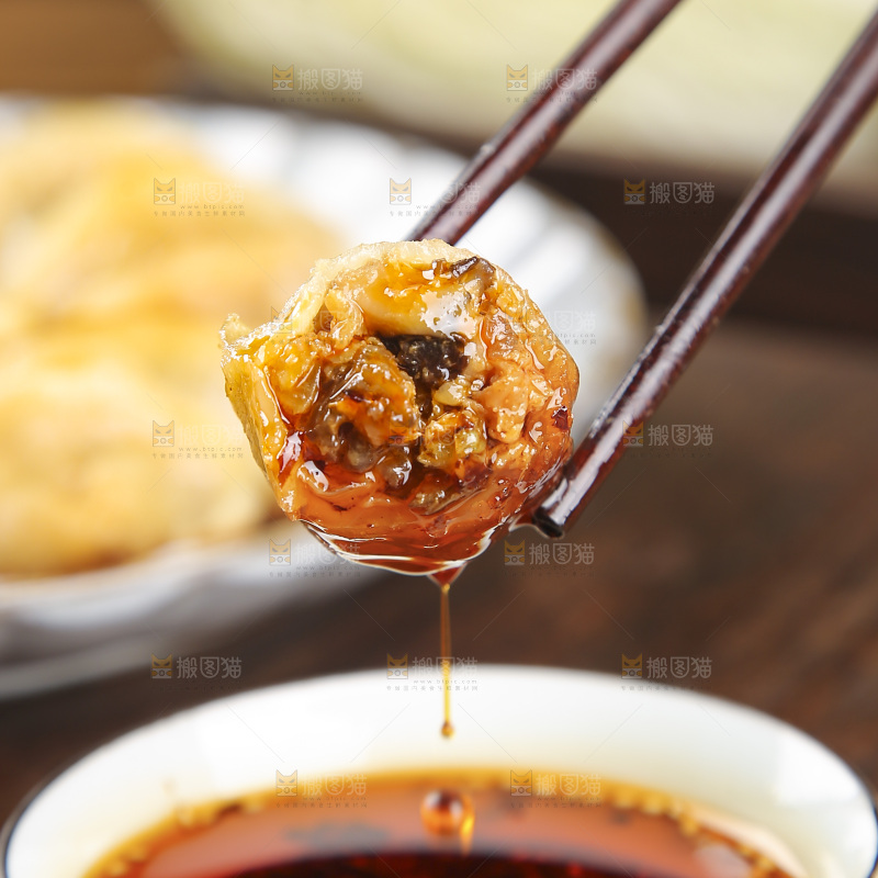 木底上放着的煎饺