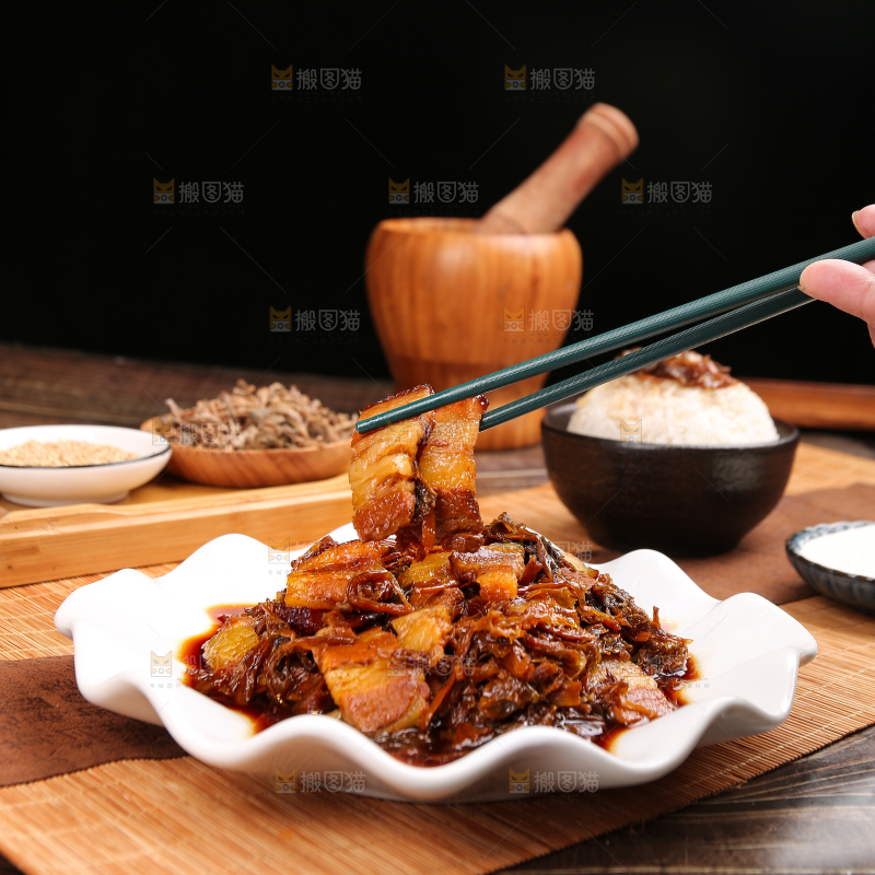 木底上的梅干菜五花肉