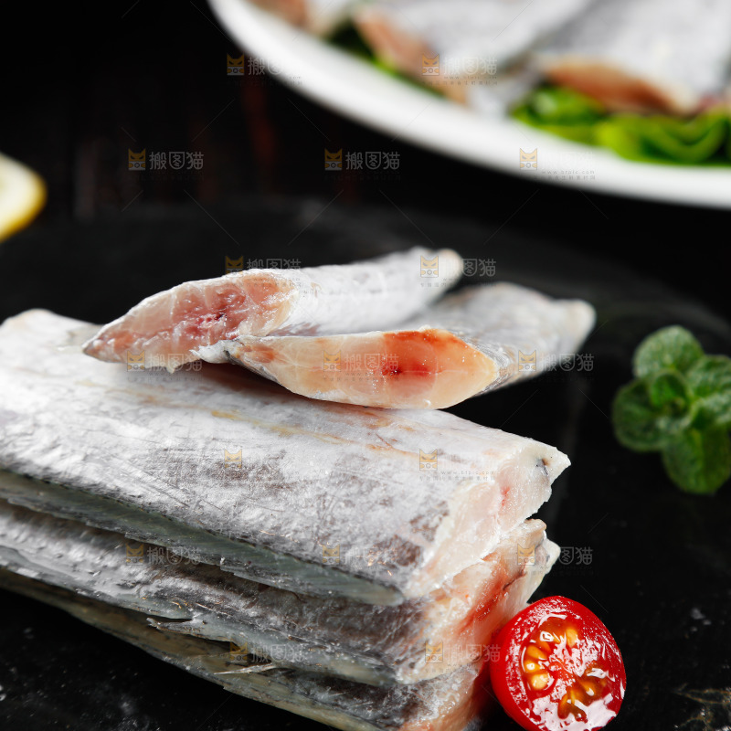 黑底上的鲜冻带鱼段