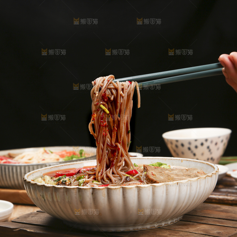 木底上的一碗冷面