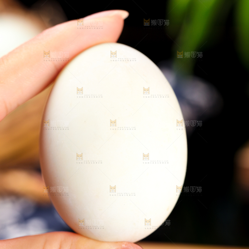 深底上的黄金皮蛋