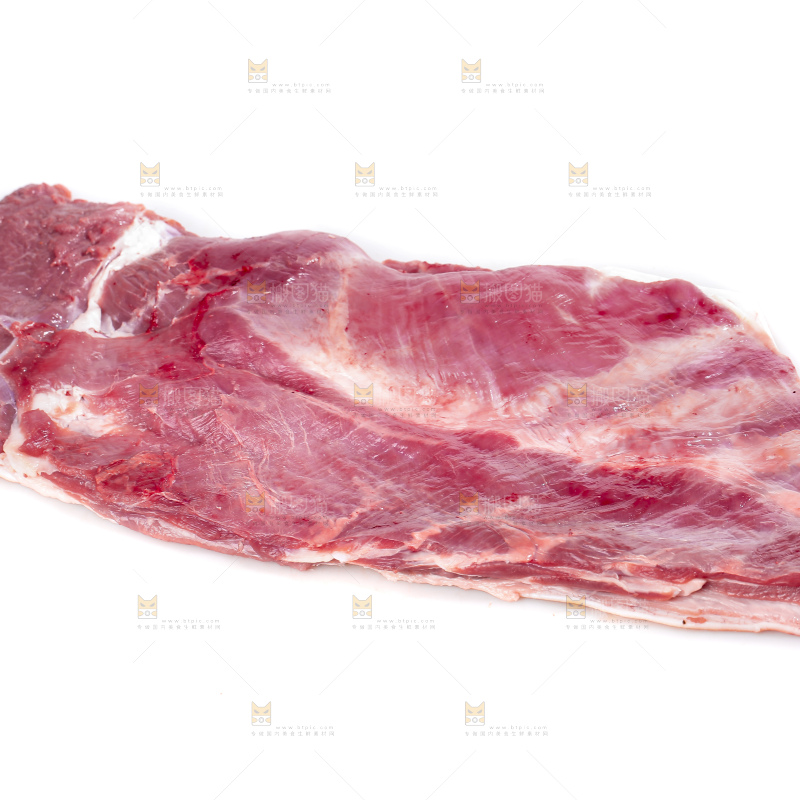 白底上的新鲜羊肉