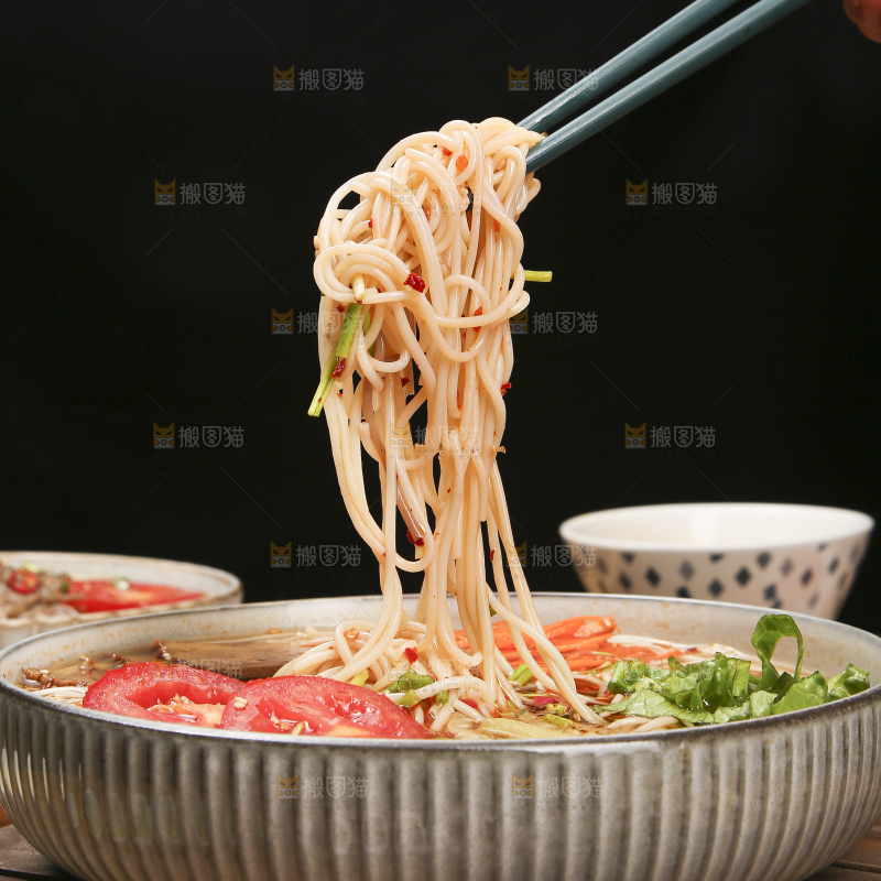 木底上的一碗冷面