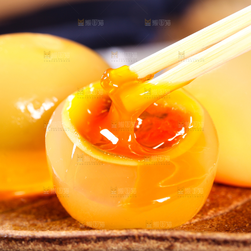 浅底上的黄心皮蛋