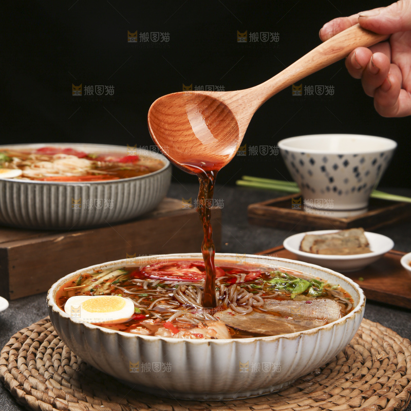 木底上的一碗冷面