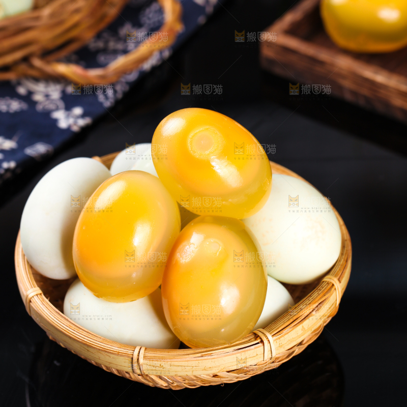 深底上的黄金皮蛋