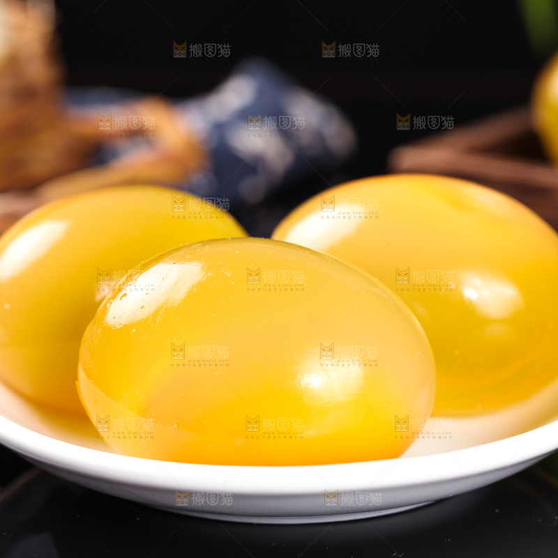深底上的黄金皮蛋