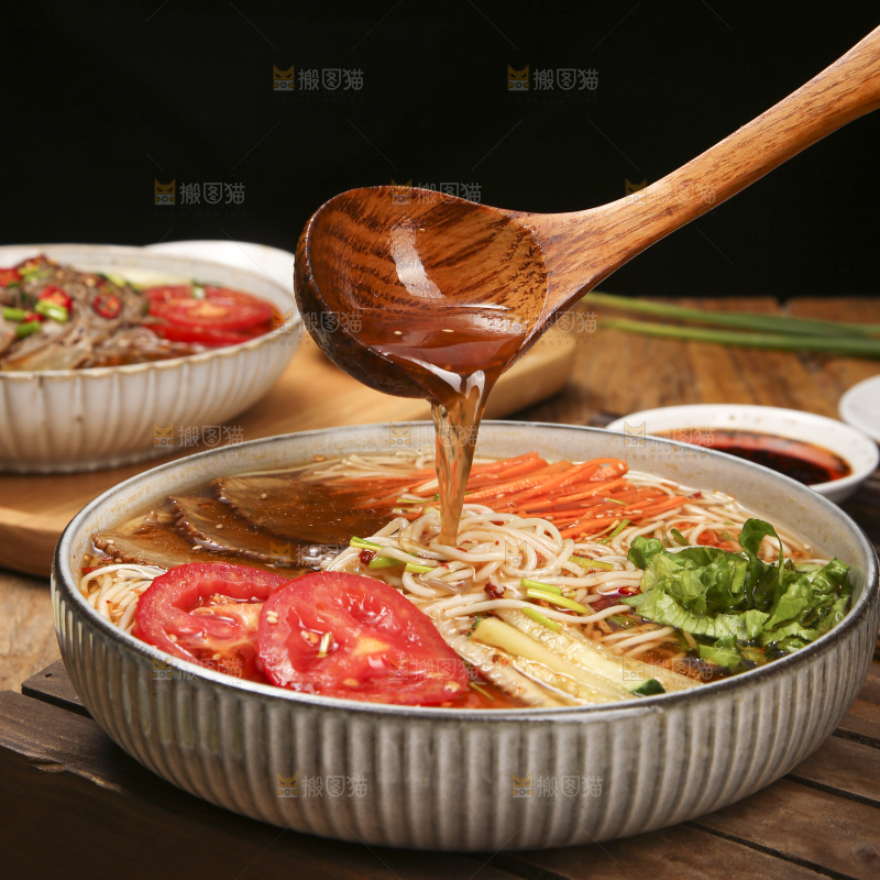 木底上的一碗冷面