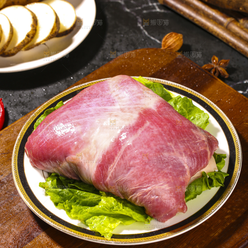 深底上的新鲜羊肉
