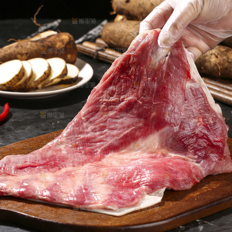 深底上的新鲜羊肉