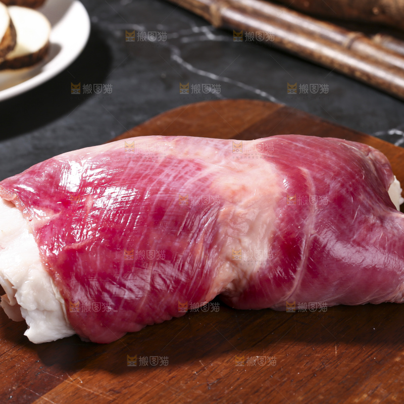 深底上的新鲜羊肉