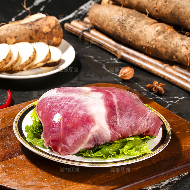 深底上的新鲜羊肉