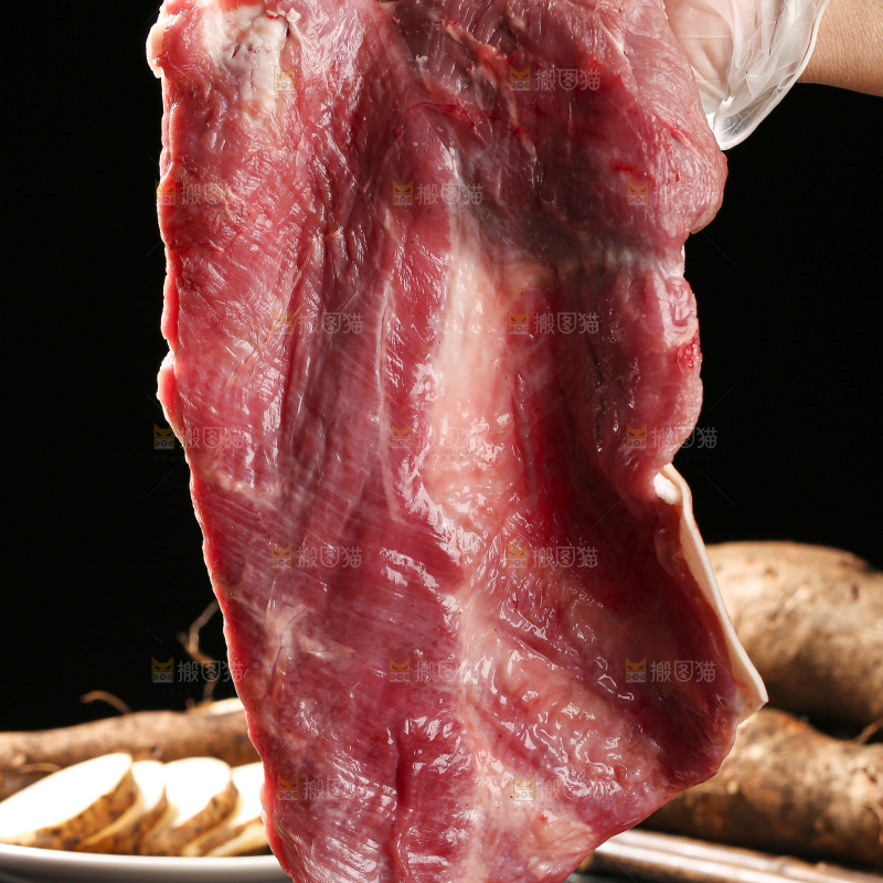 深底上的新鲜羊肉